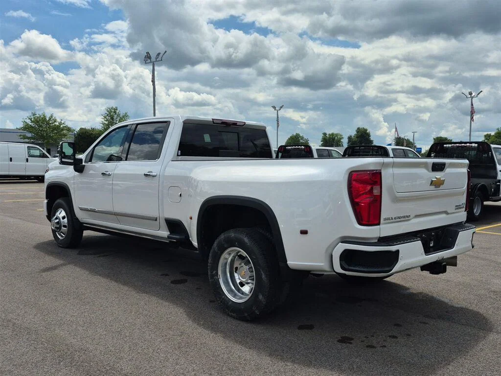 Used 2024 Summit White Chevrolet High Country image 7