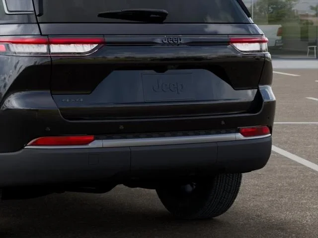 New 2026 Diamond Black Crystal Pearlcoat Jeep Laredo image 39