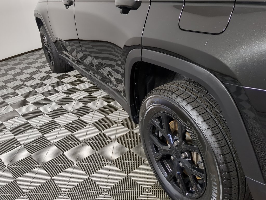 Used 2024 Diamond Black Crystal Pearlcoat Jeep Altitude X image 7