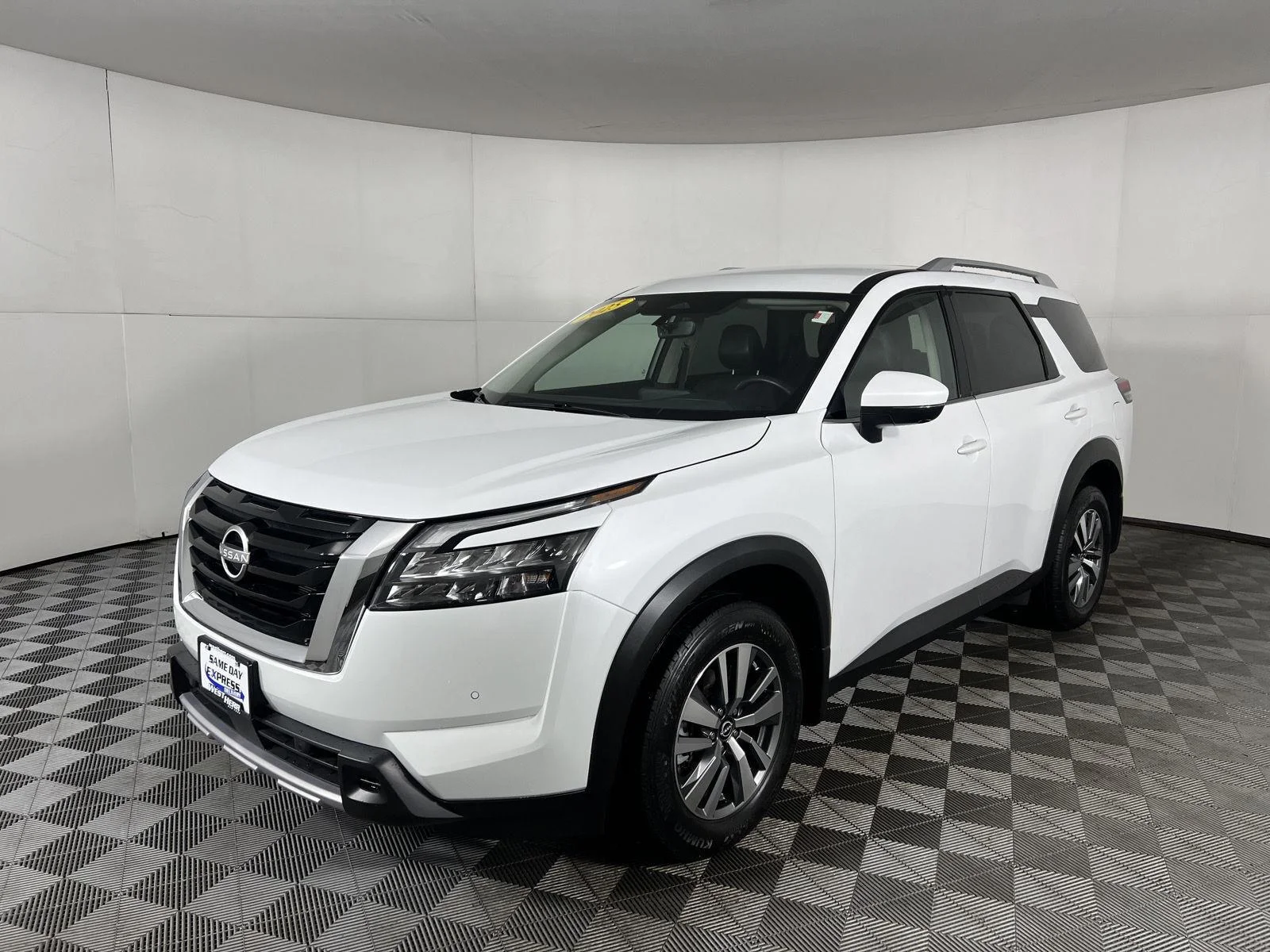 Used 2025 Everest White Pearl Tricoat Nissan SL image 4