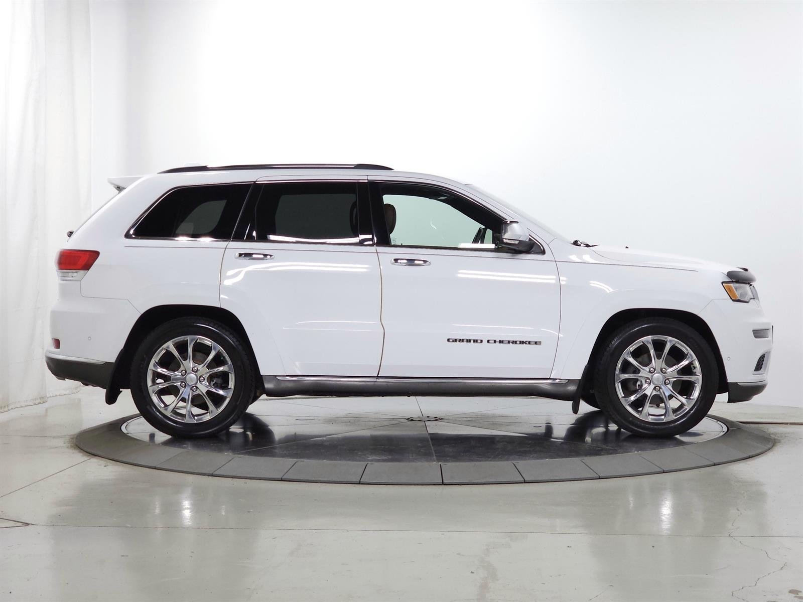 Used 2019 White Jeep Summit image 9
