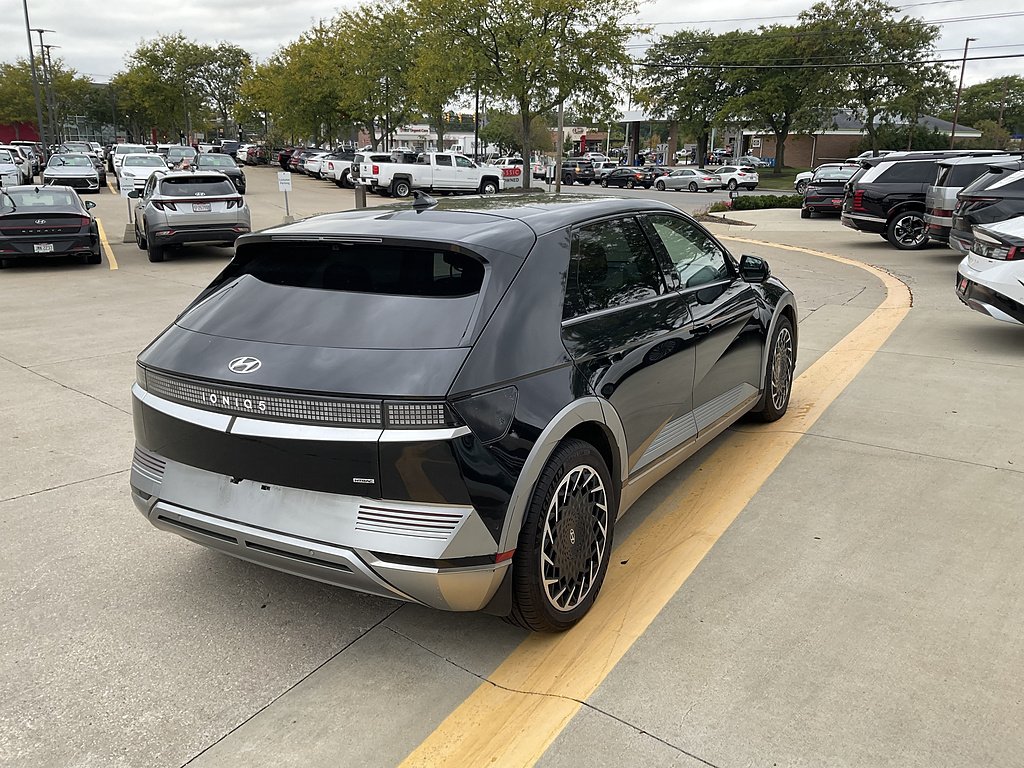 2024 Hyundai IONIQ 5 Limited - Photo 3