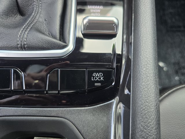 New 2026 Bright White Clear-Coat Exterior Paint Jeep Latitude image 22