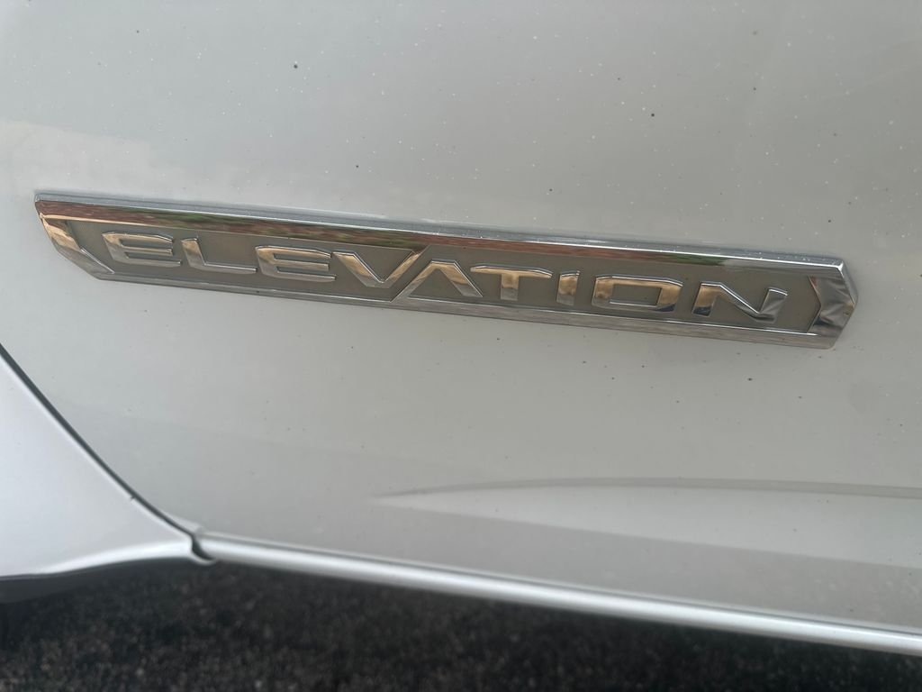 Used 2022 White GMC Elevation image 9
