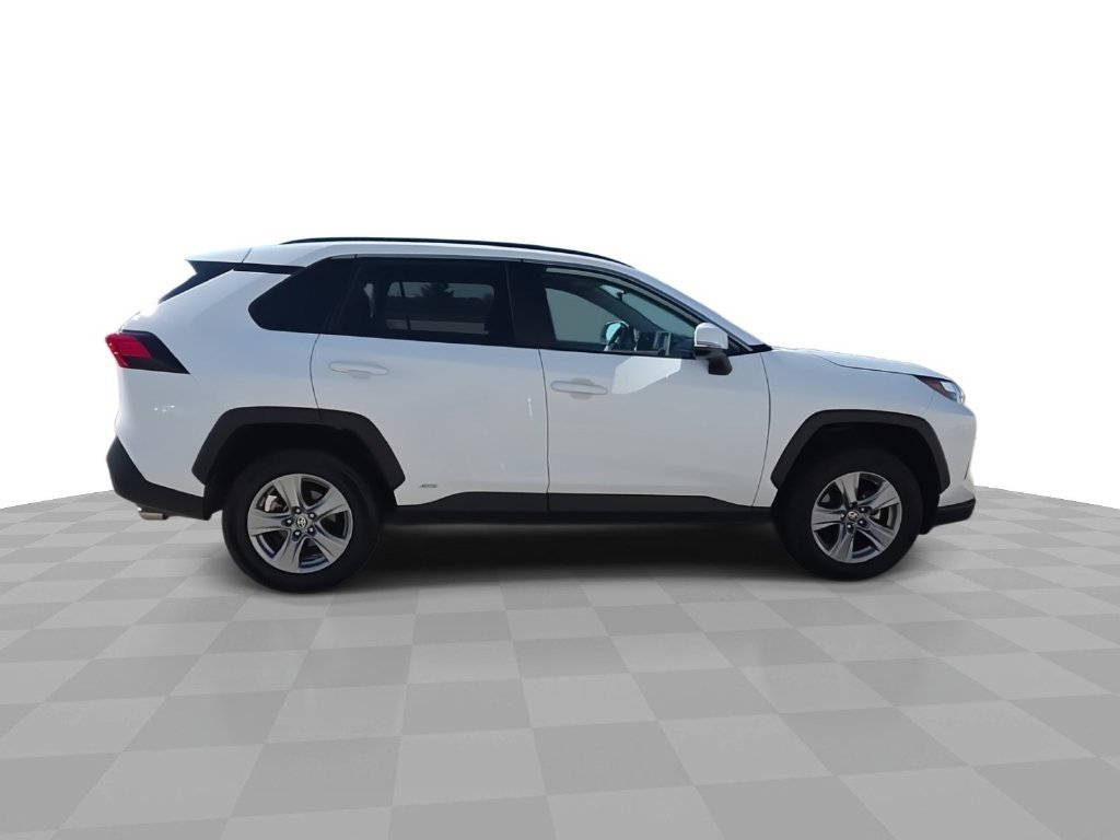 Used 2025 White Toyota XLE image 9