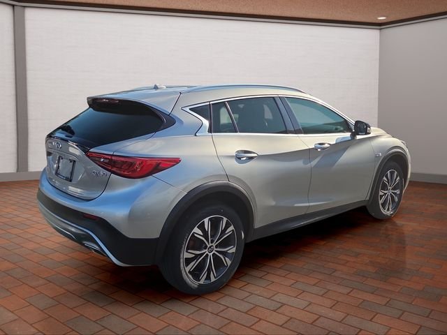 Used 2017 Silver INFINITI Luxury image 3