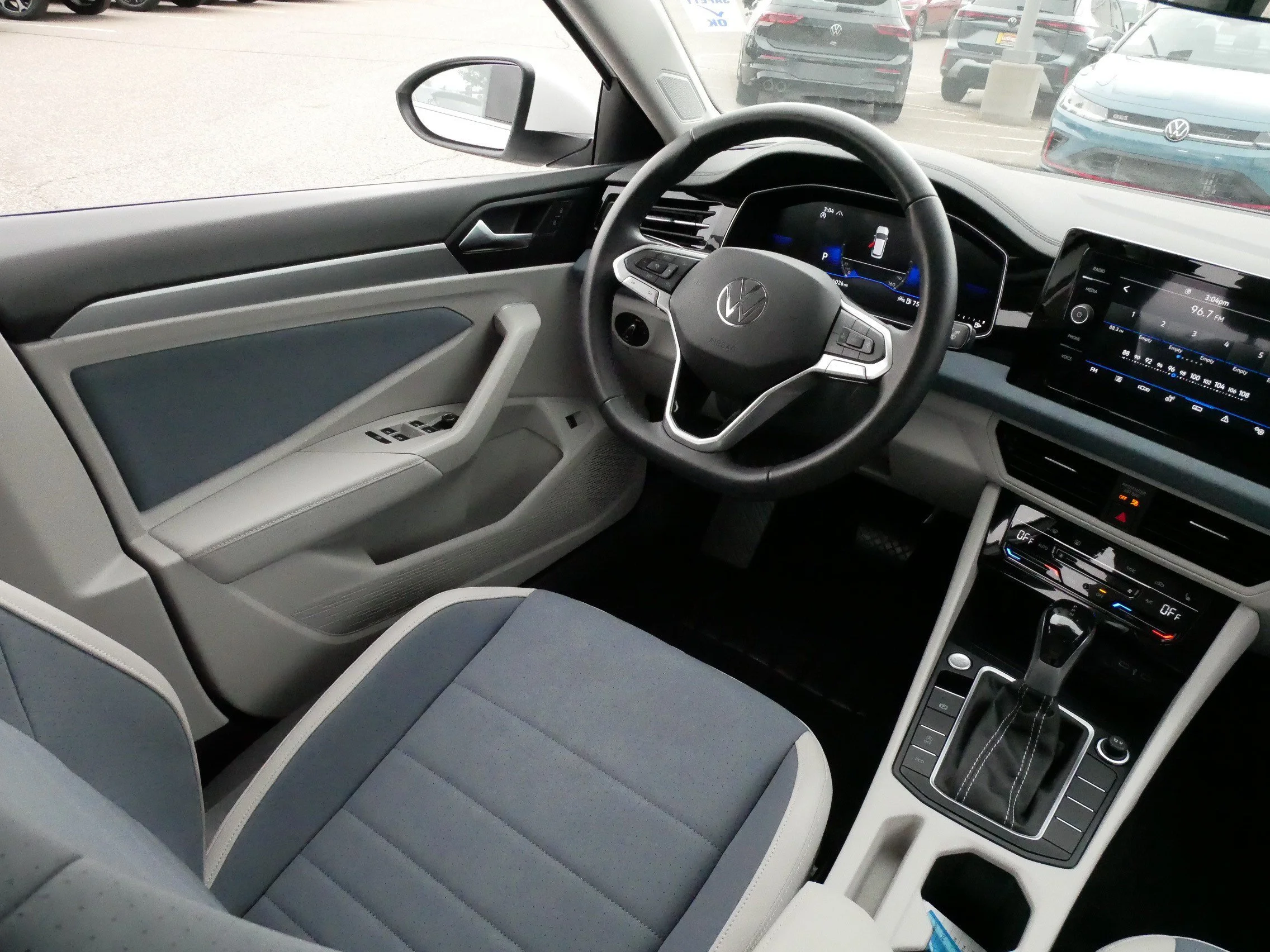 Used 2025 Opal White Pearl Volkswagen SE image 9