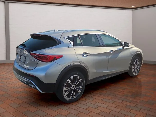 Used 2017 Silver INFINITI Luxury image 3