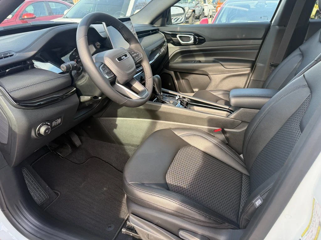 New 2026 White Jeep Latitude image 14