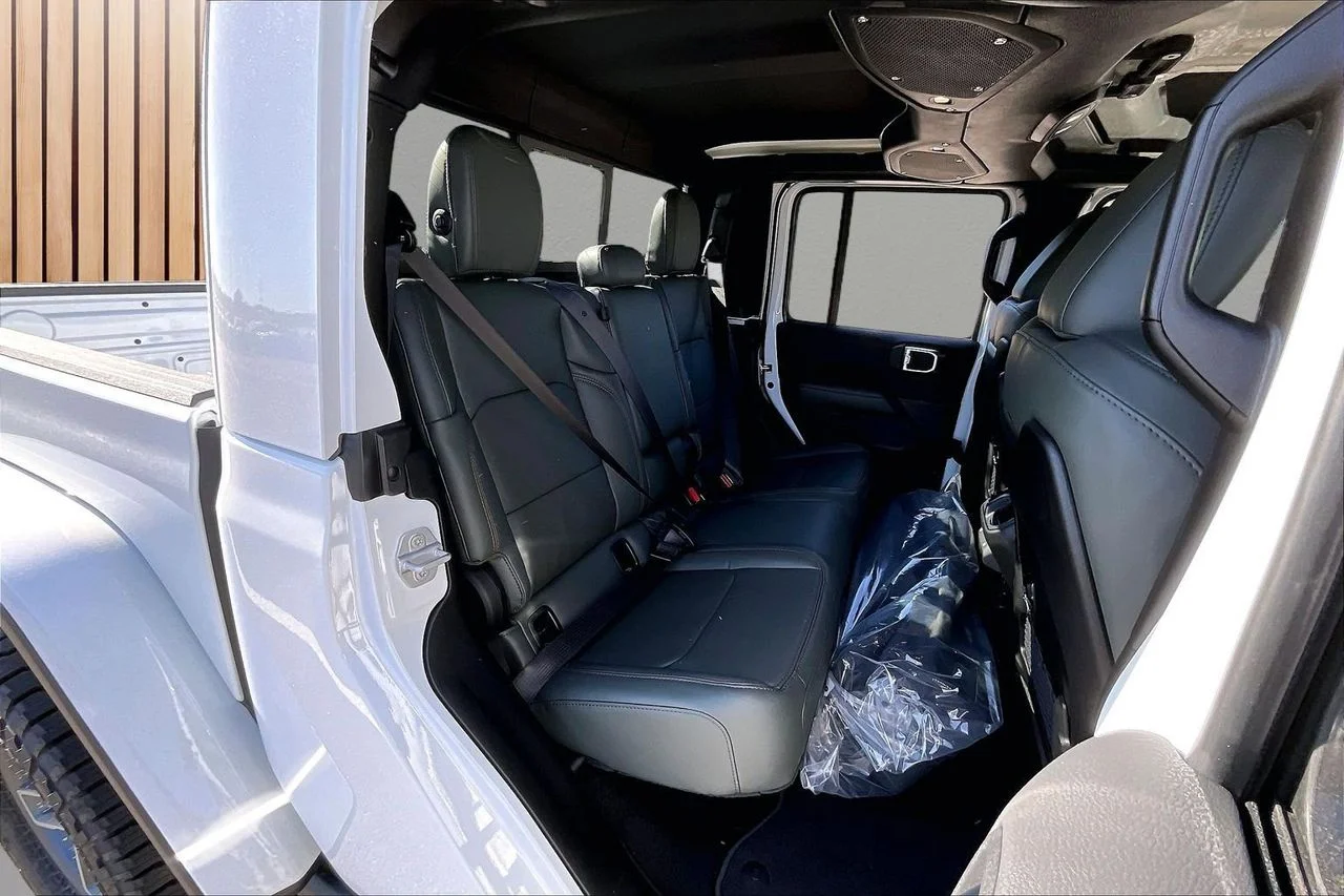 New 2026 Bright White Clear-Coat Exterior Paint Jeep Mojave X image 20