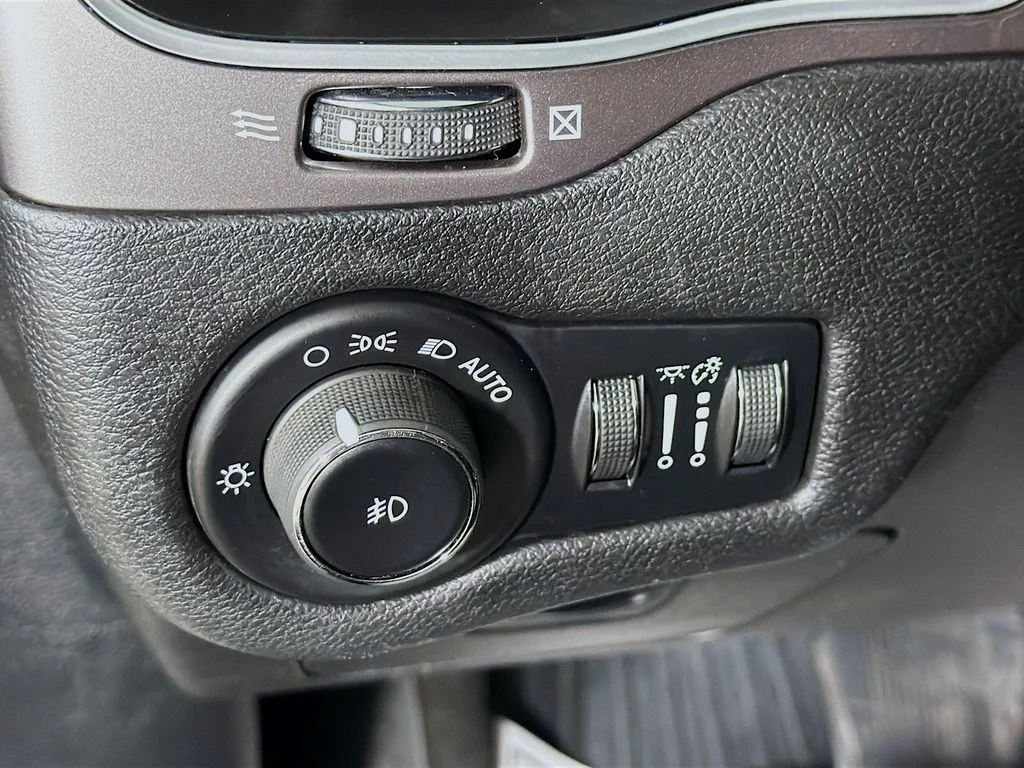 Used 2019 Gray Jeep Latitude Plus image 11