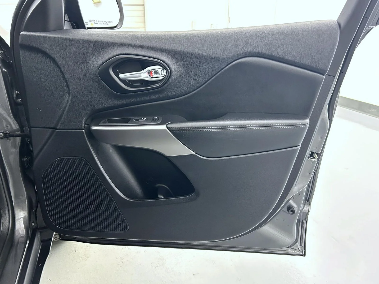 Used 2022 Gray Jeep Latitude Lux image 16