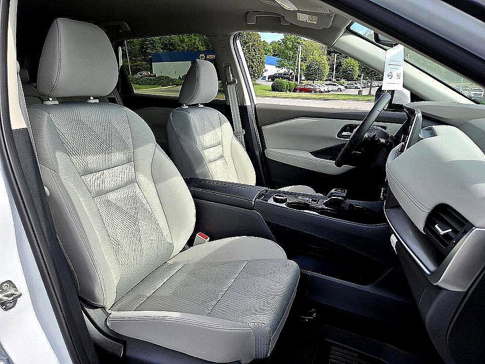 2025 Nissan Rogue SV - Photo 12