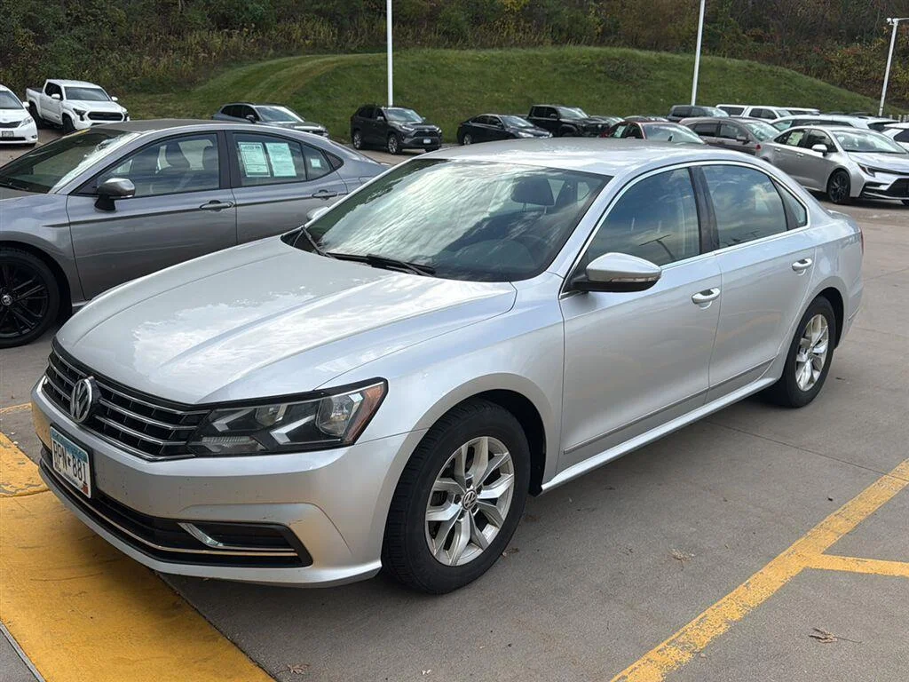 Used 2016  Volkswagen 1.8T S image 4