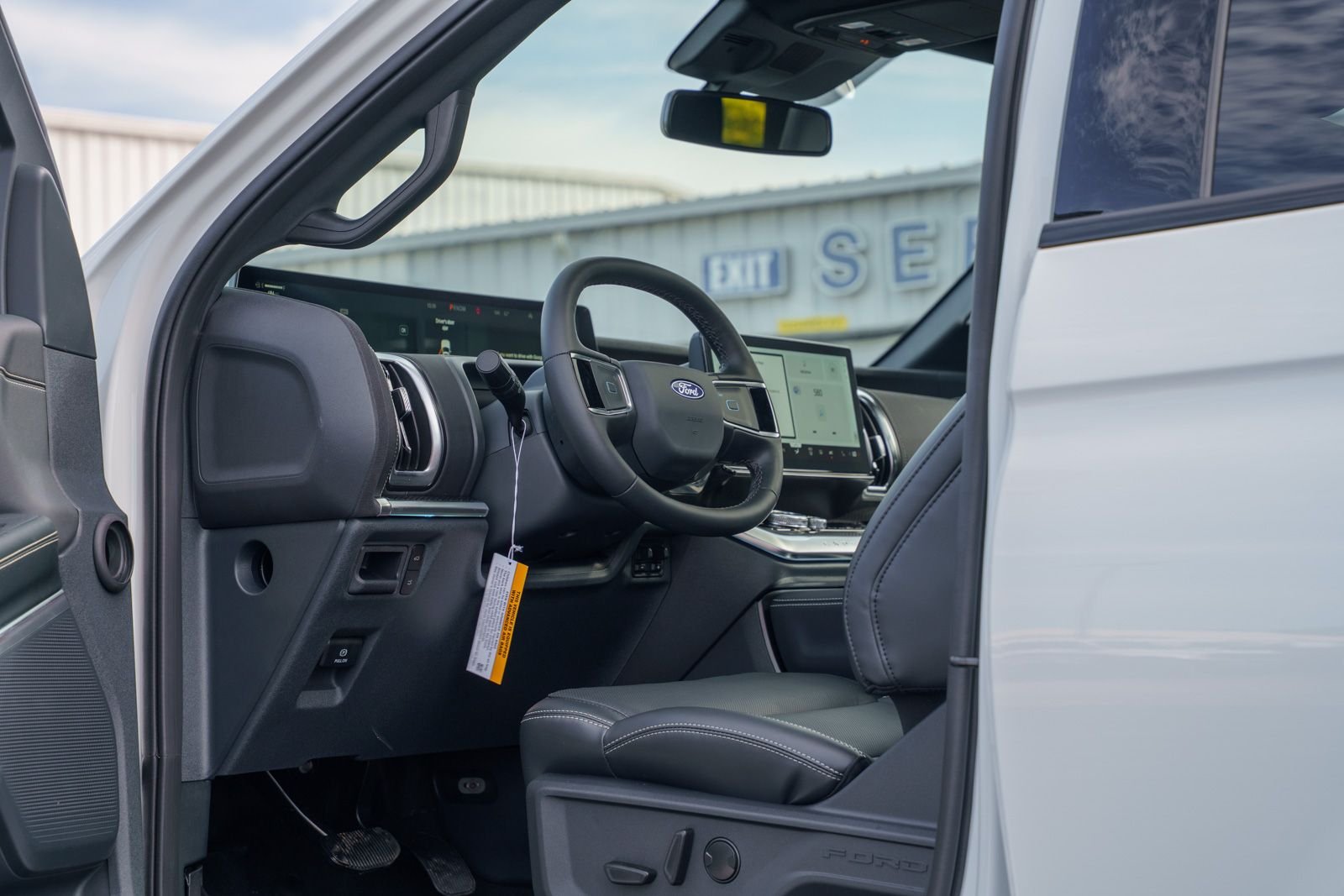 New 2027 Star White Metallic Tri-Coat Ford MAX Platinum image 17