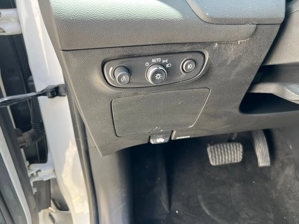 Used 2022 Summit White Buick Select image 11