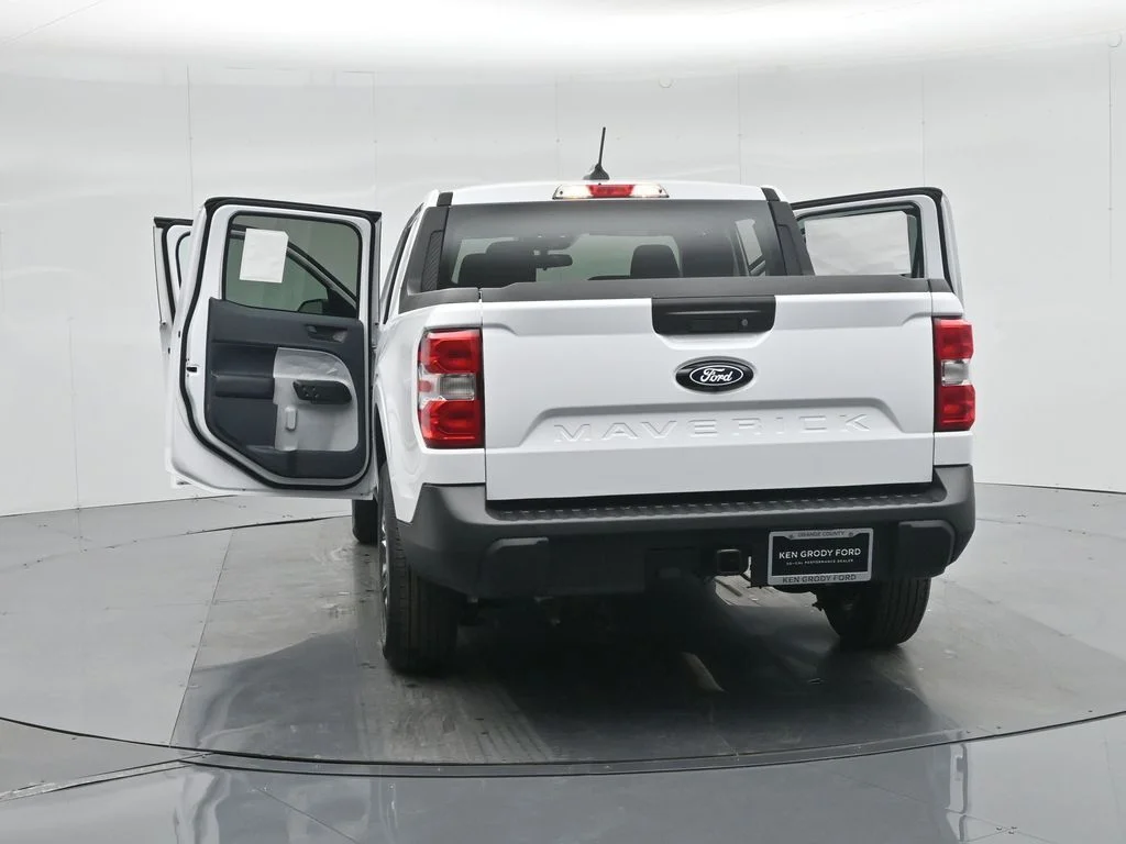 New 2026 Oxford White Ford XLT image 30