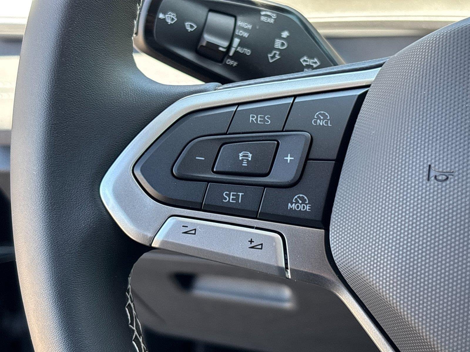 2025 Volkswagen Tiguan SE - Photo 19