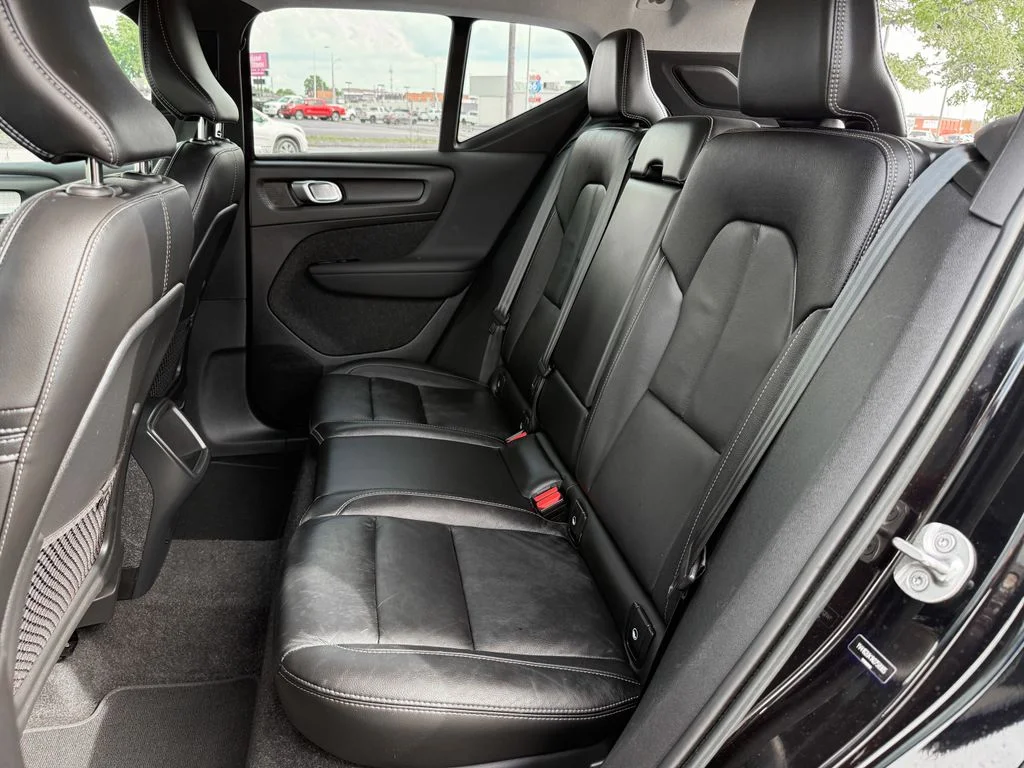 Used 2022 Black Volvo Momentum image 20