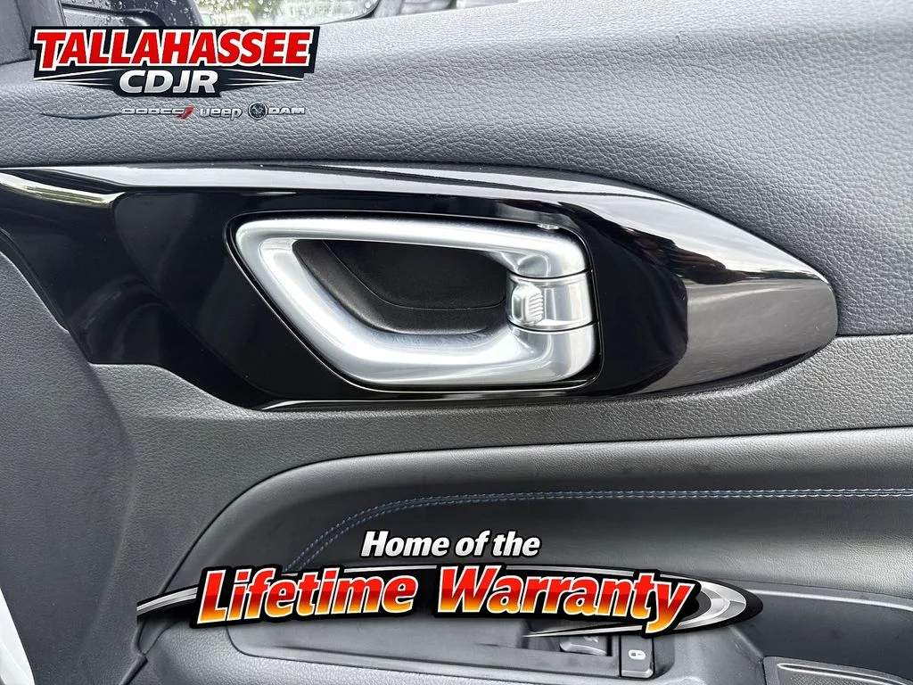 New 2026 Bright White Clear-Coat Exterior Paint Jeep Latitude image 29