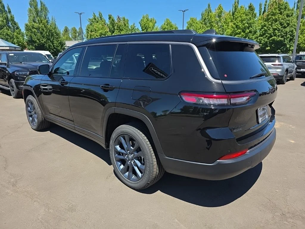 New 2026 Diamond Black Crystal Pearl-Coat Exterior Paint Jeep Limited image 3