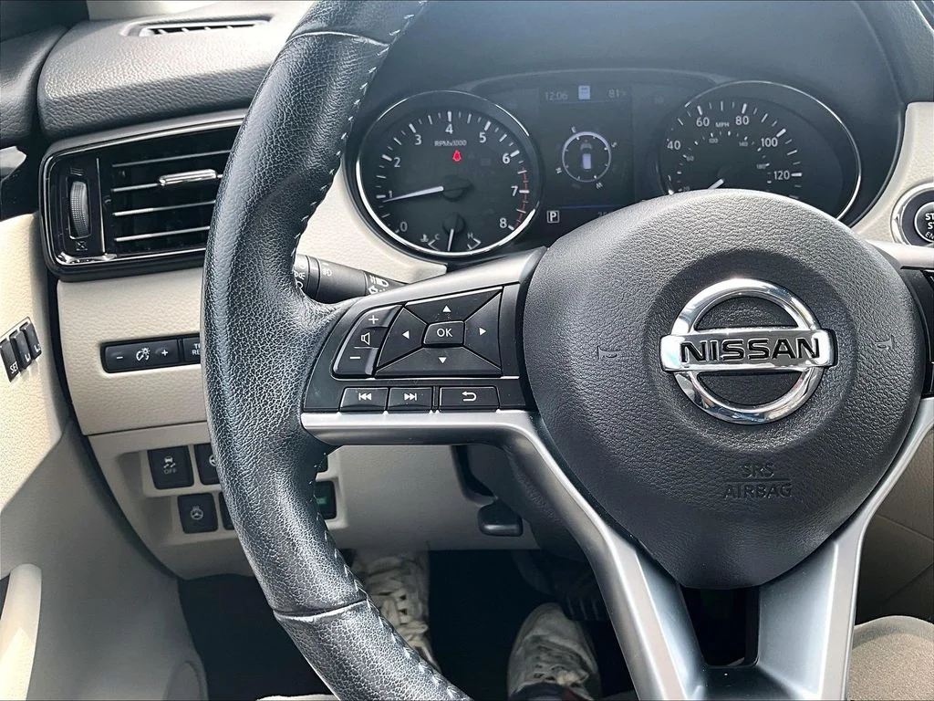 Used 2022 White Nissan SL image 14