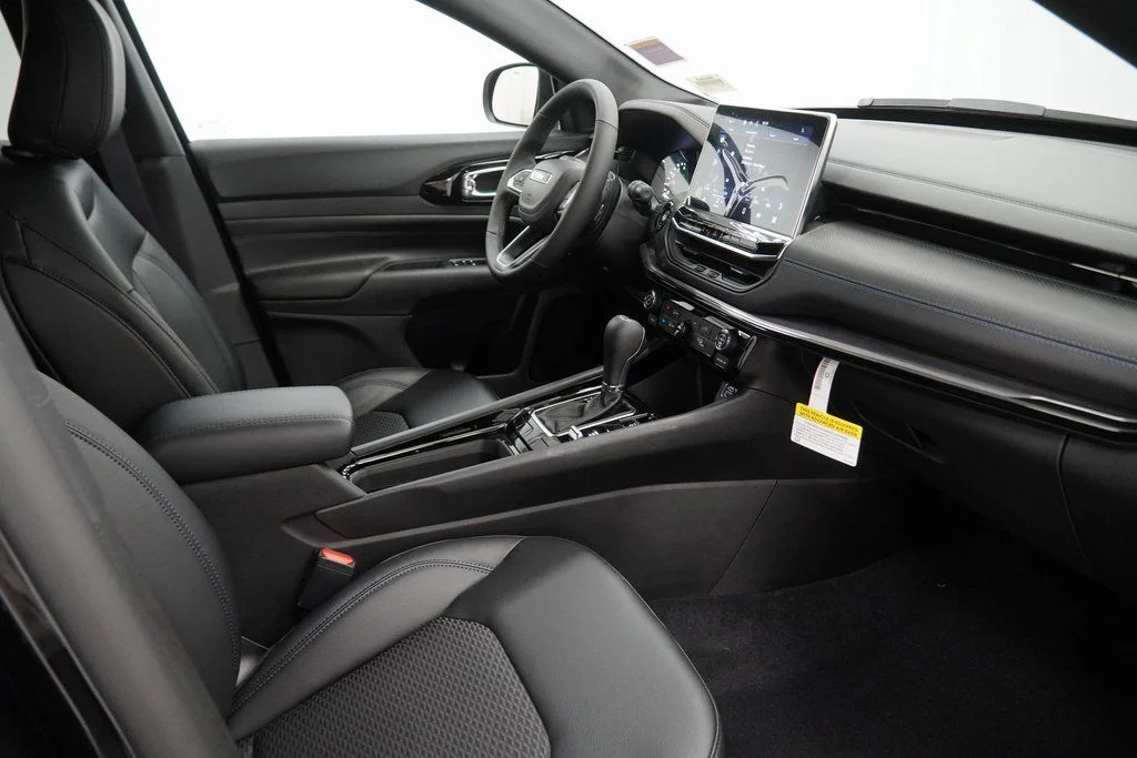 New 2026 Diamond Black Crystal Pearlcoat Jeep Latitude image 36