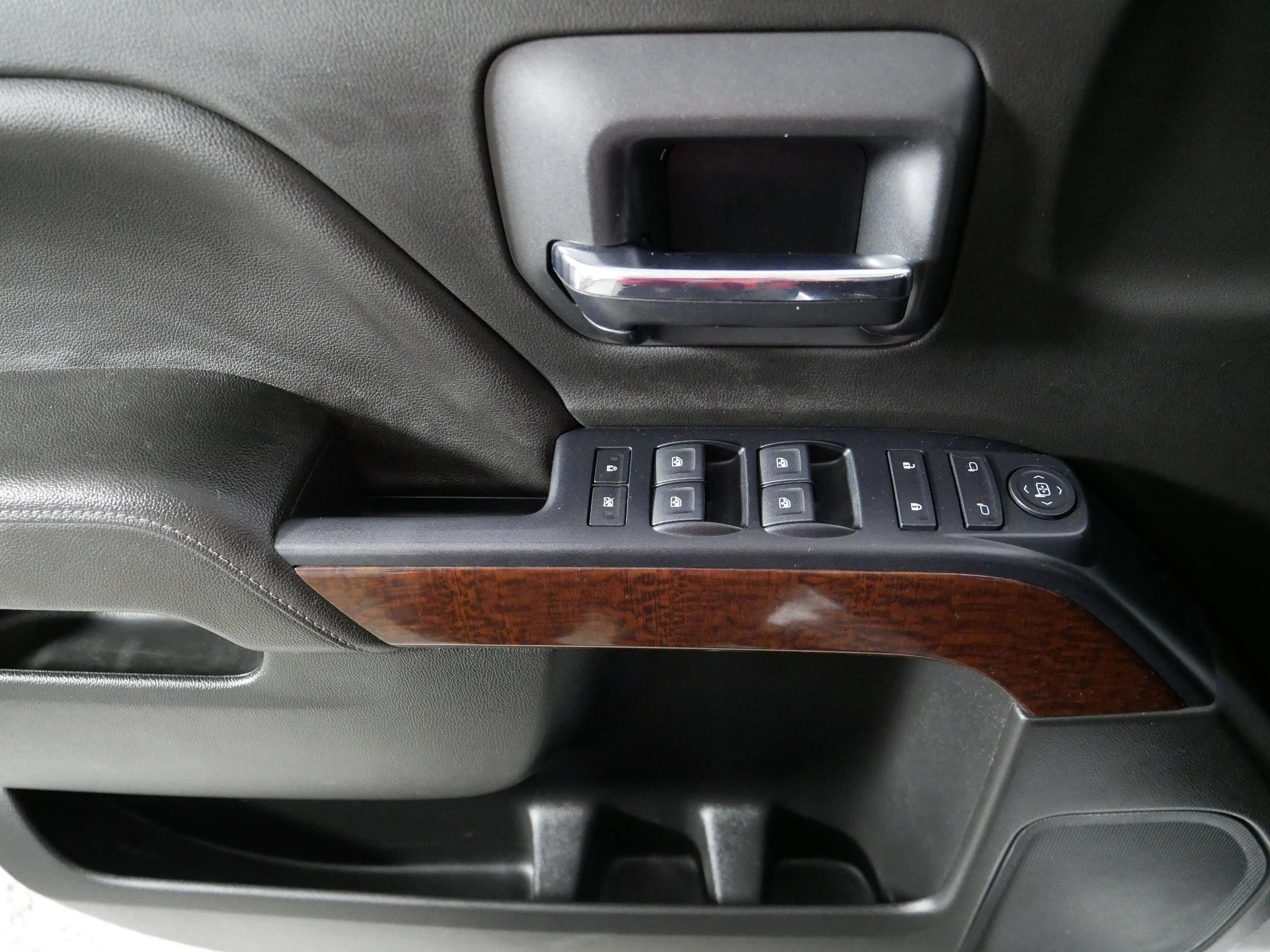 Used 2019 Summit White GMC SLE image 19