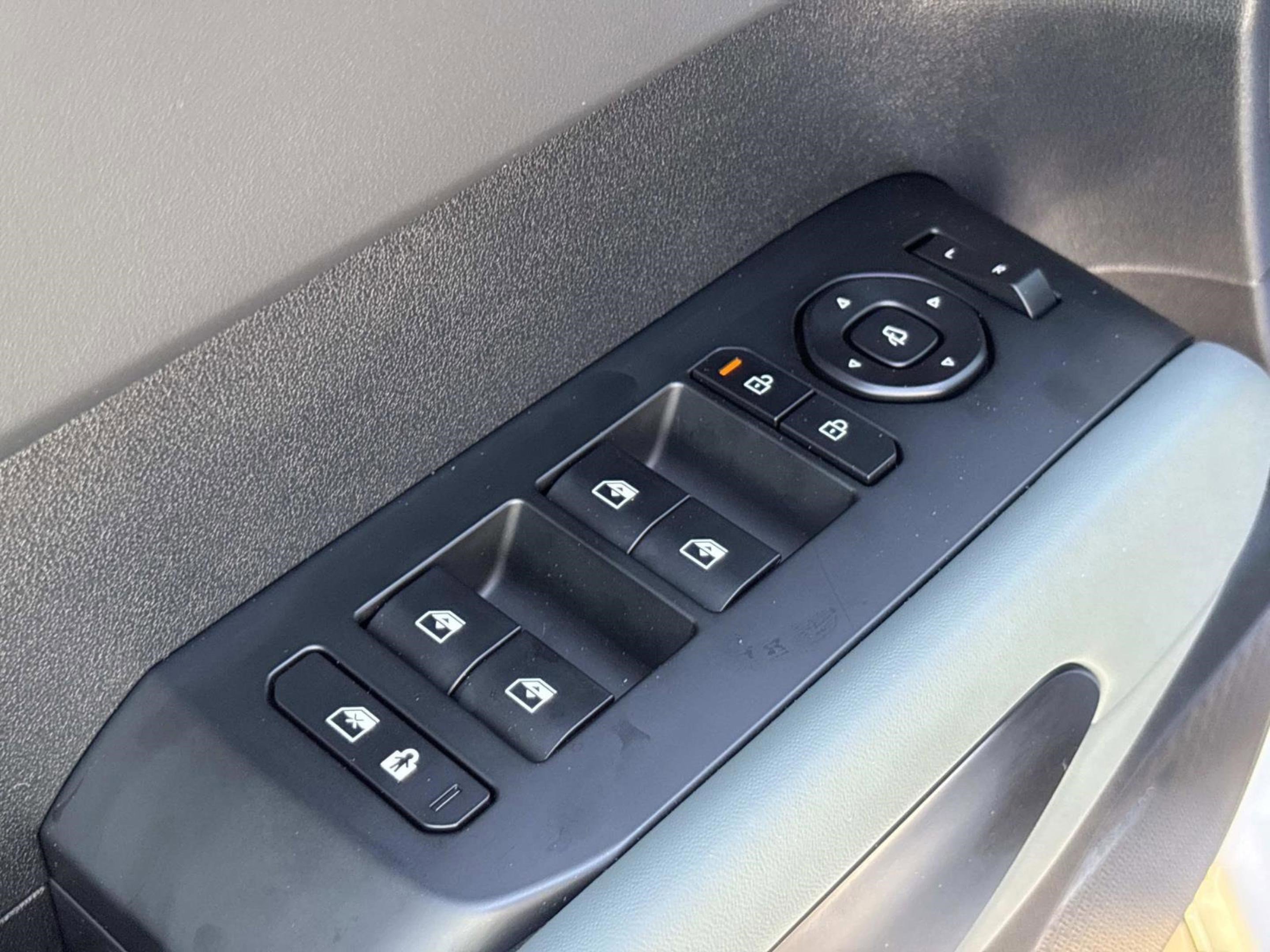 New 2027 Glacial White Pearl Kia X-Line SX image 22