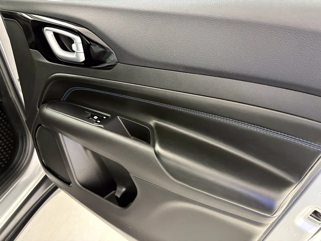 Used 2025 Silver Jeep Latitude image 41