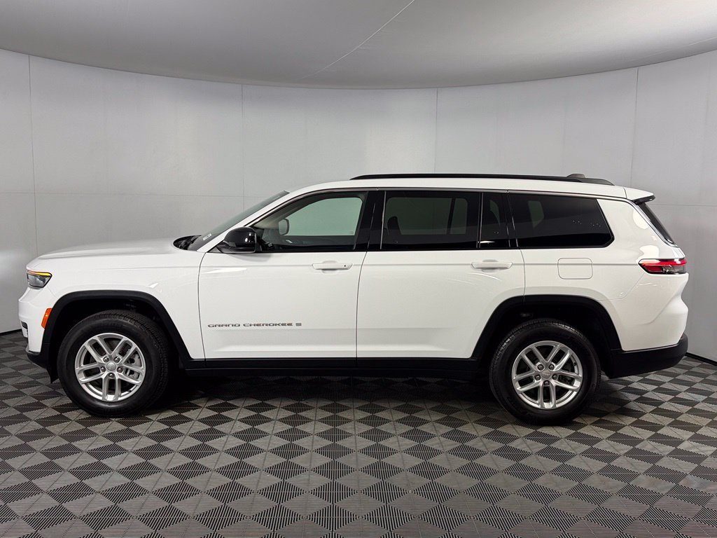 Used 2024 White Jeep Laredo image 9