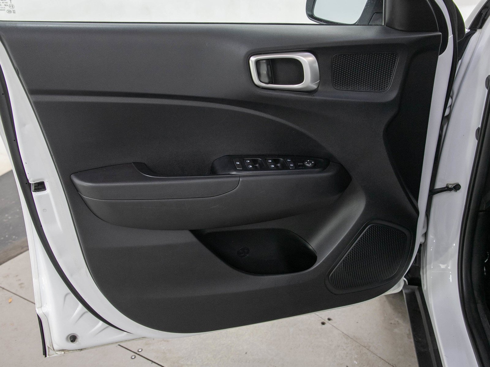 Used 2021 White Hyundai SE IVT image 20