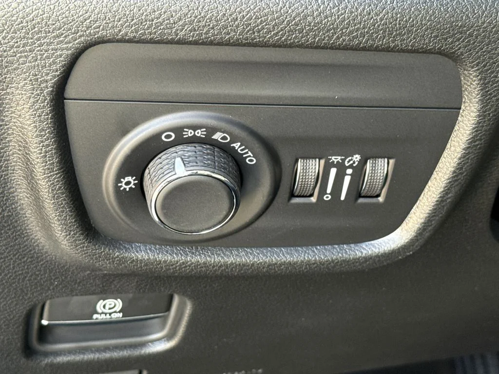 New 2026 Bright White Clear-Coat Exterior Paint Jeep Laredo X image 23