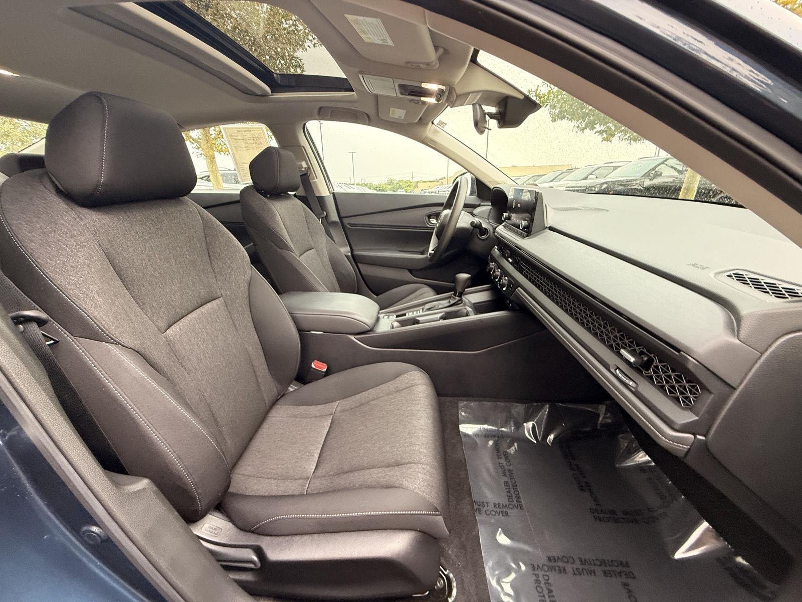 Used 2025 Canyon River Blue Metallic Honda SE image 19