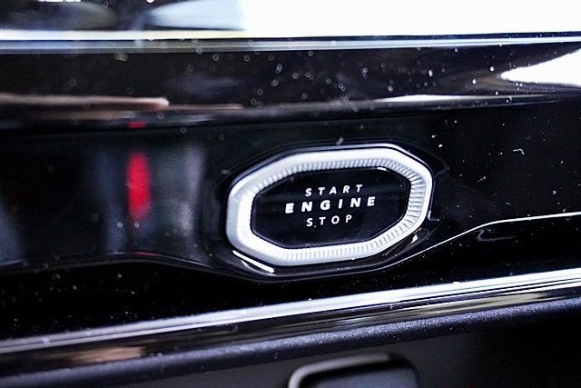 New 2026 Diamond Black Crystal Pearl-Coat Exterior Paint Jeep Limited image 35