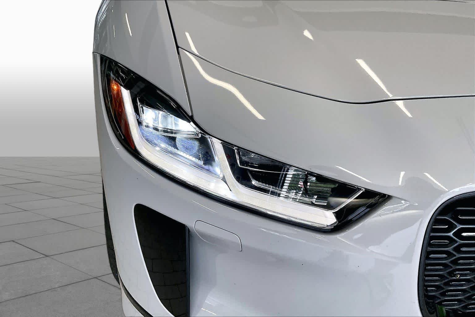 Used 2022 Yulong White Metallic Jaguar HSE image 27