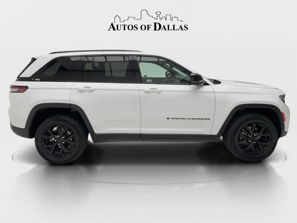 Used 2024 White/off-white Jeep Altitude image 6