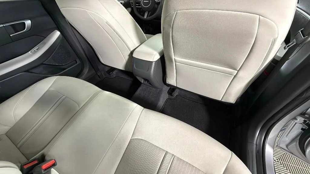 Used 2025 Silver Hyundai SE image 28