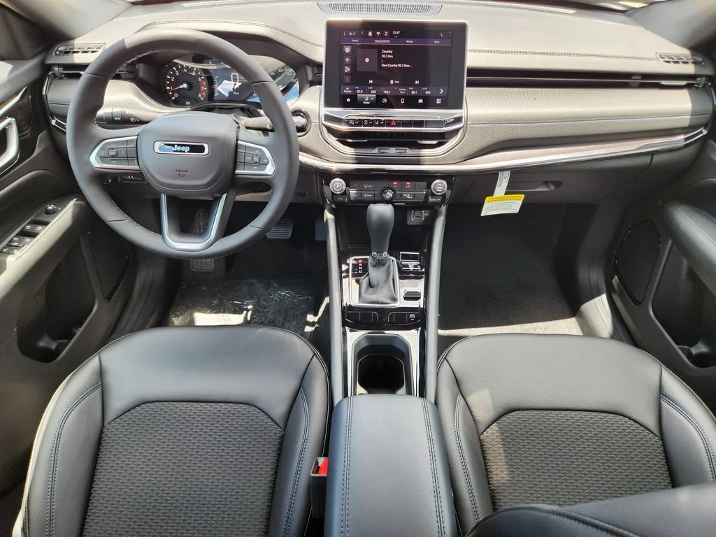 New 2026 Diamond Black Crystal Pearlcoat Jeep Latitude image 19