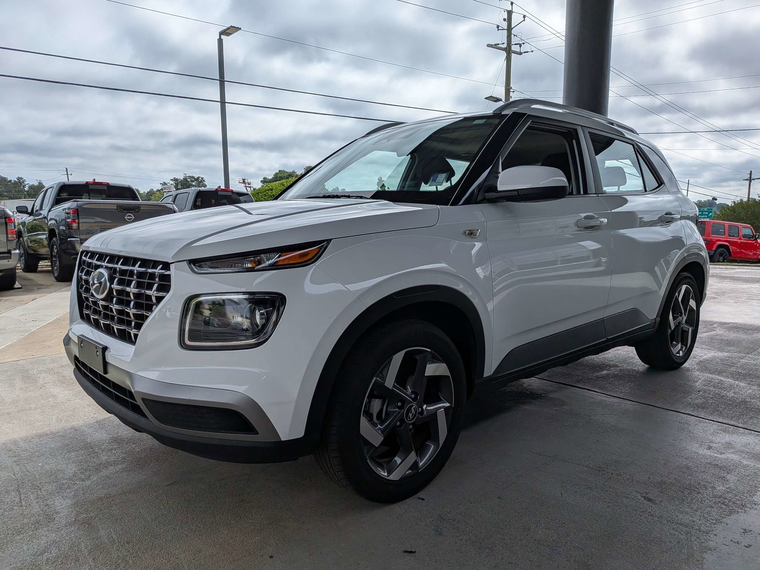 Used 2025 White Hyundai SEL image 6