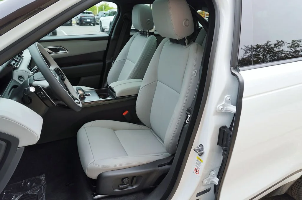 Used 2026 White Land Rover Dynamic SE image 13