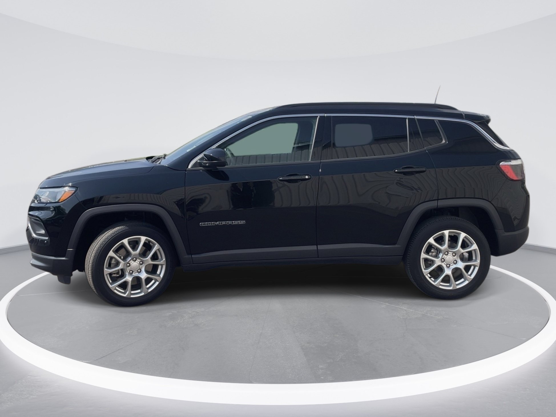Used 2024 Diamond Black Crystal Pearlcoat Jeep Latitude Lux image 4