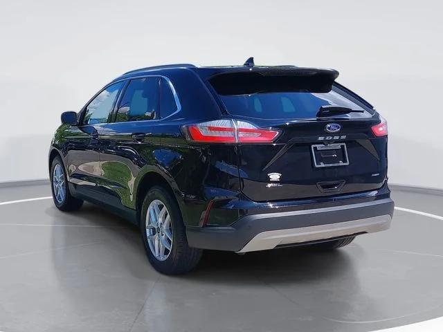 Used 2022 Black Ford SEL image 5