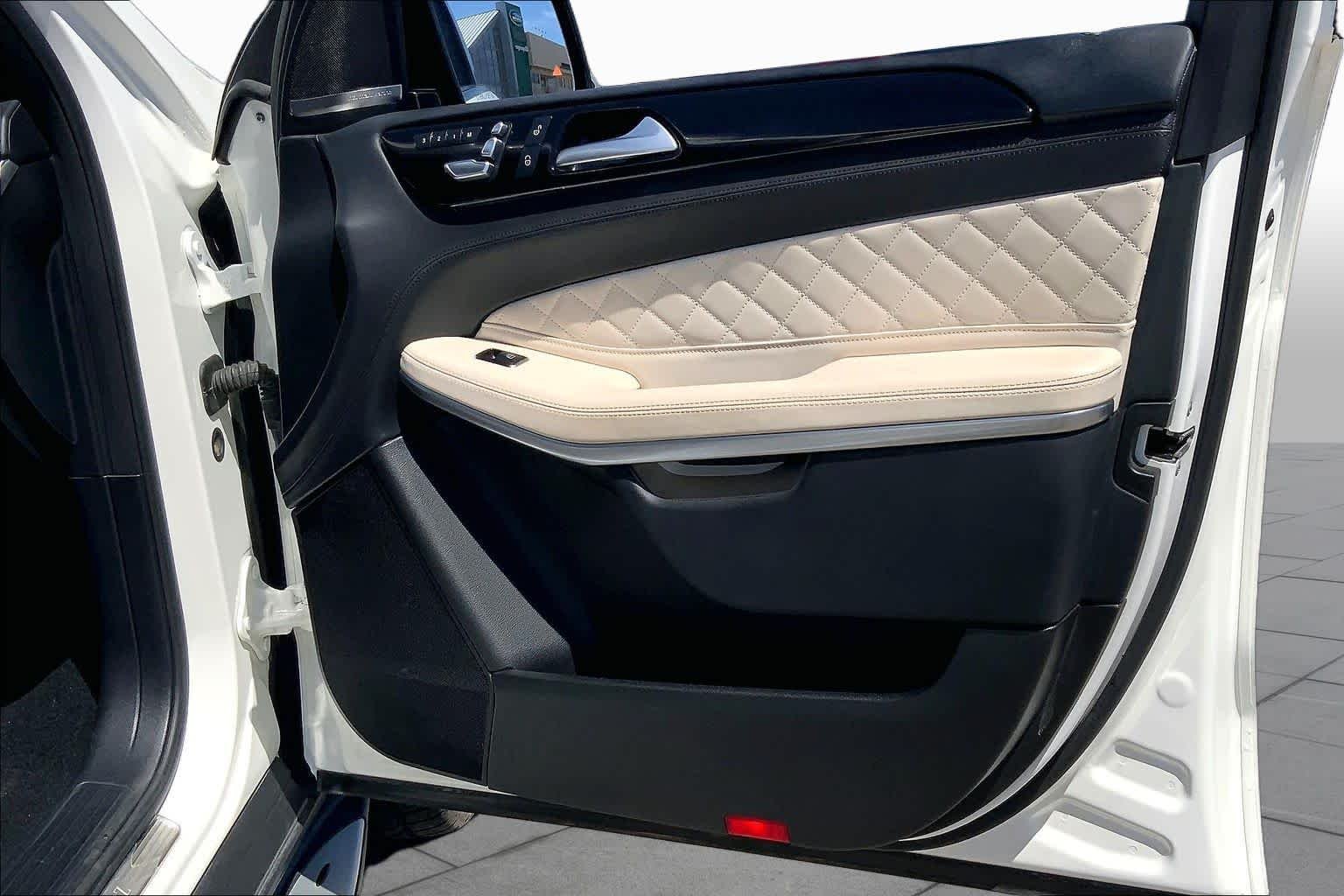 Used 2018 designo Diamond White Metallic Mercedes-Benz GLS 550 image 22