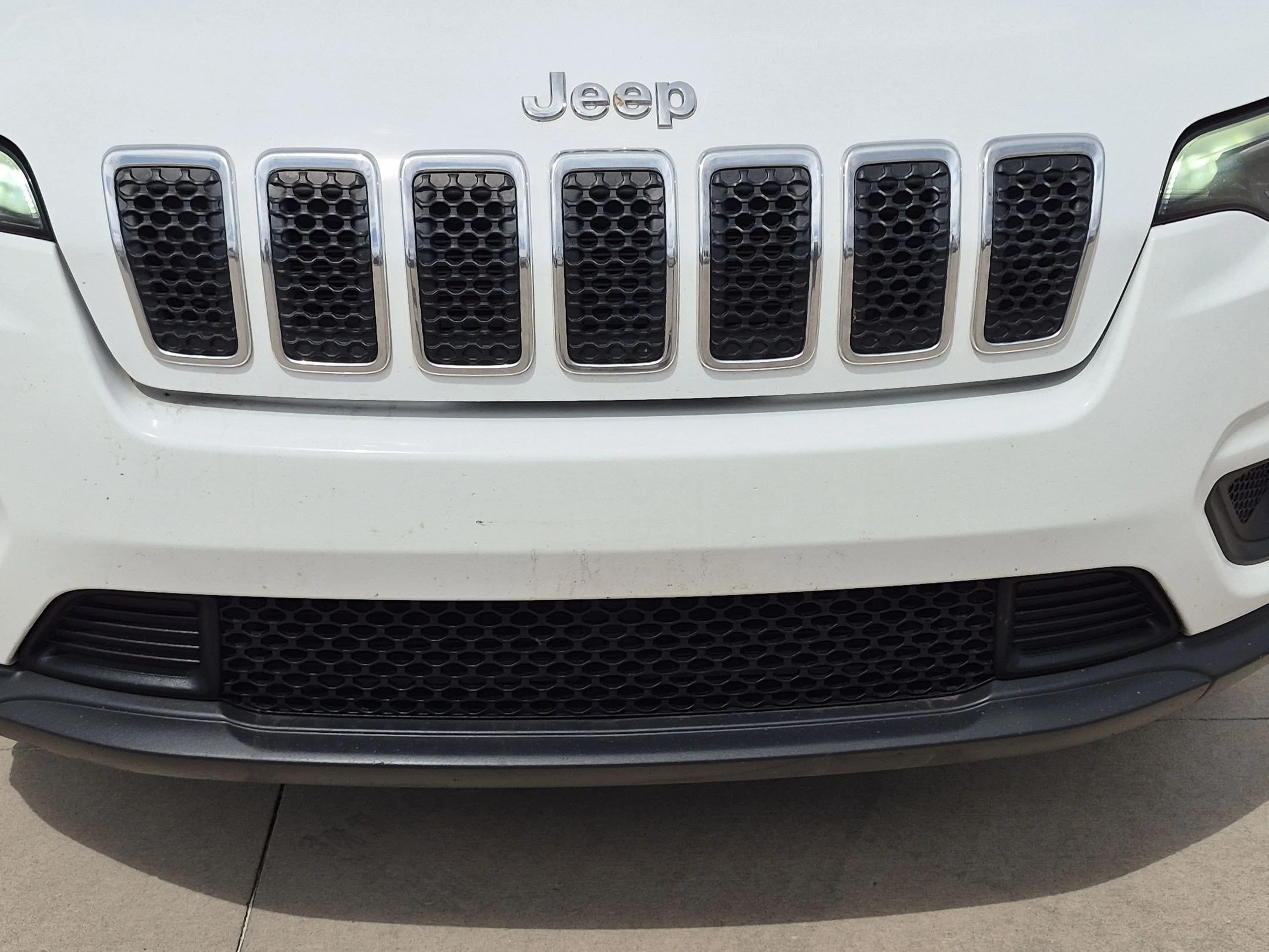 Used 2019 Bright White Clearcoat Jeep Latitude Plus image 9