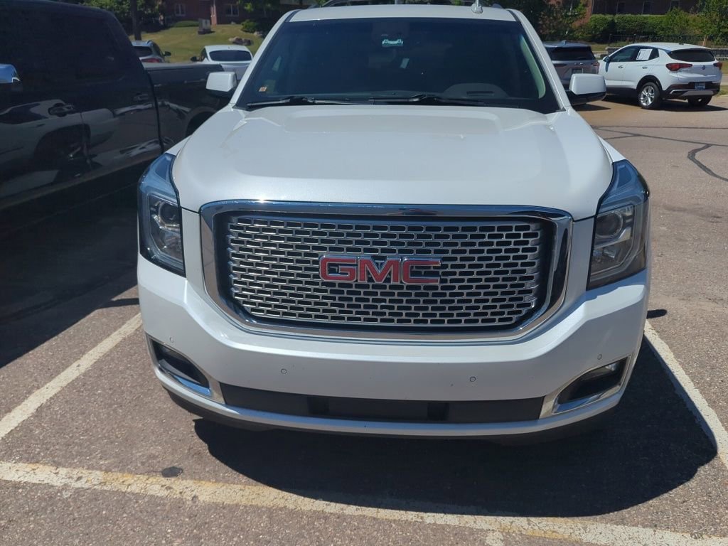 Used 2017 WHITE FROST TRICOAT GMC Denali image 2