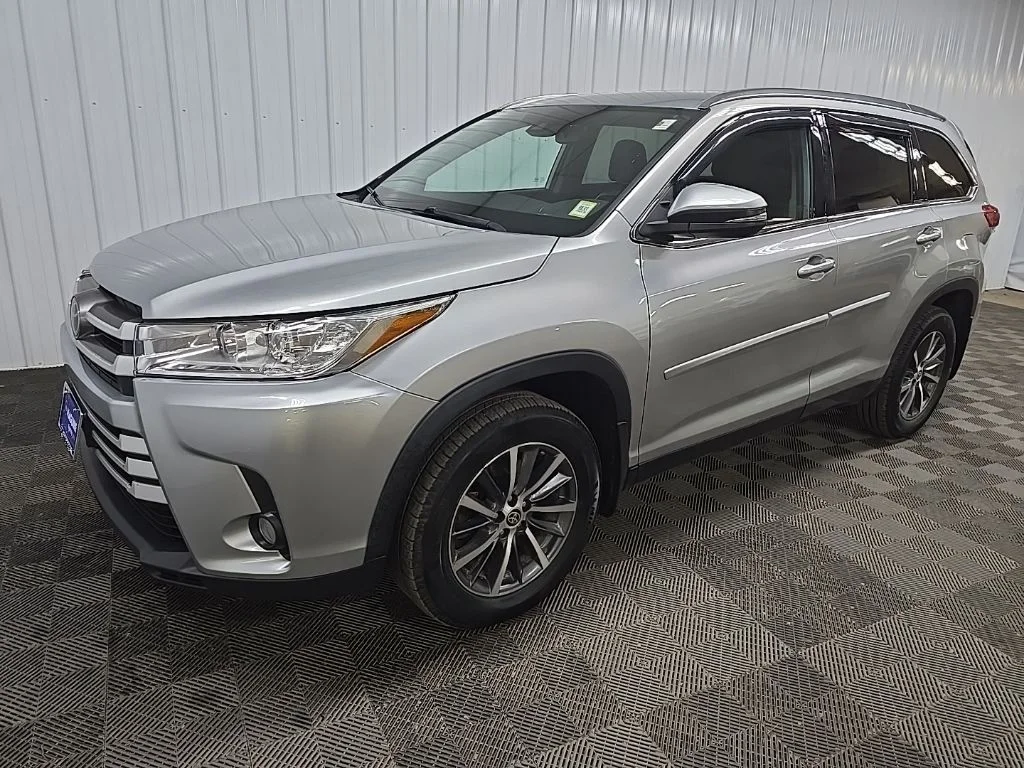 Used 2019 Silver Toyota XLE image 8