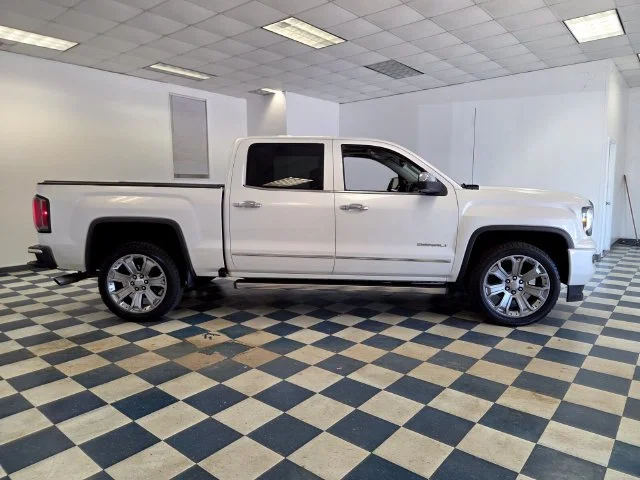 Used 2018 WHITE FROST TRICOAT GMC Denali image 9