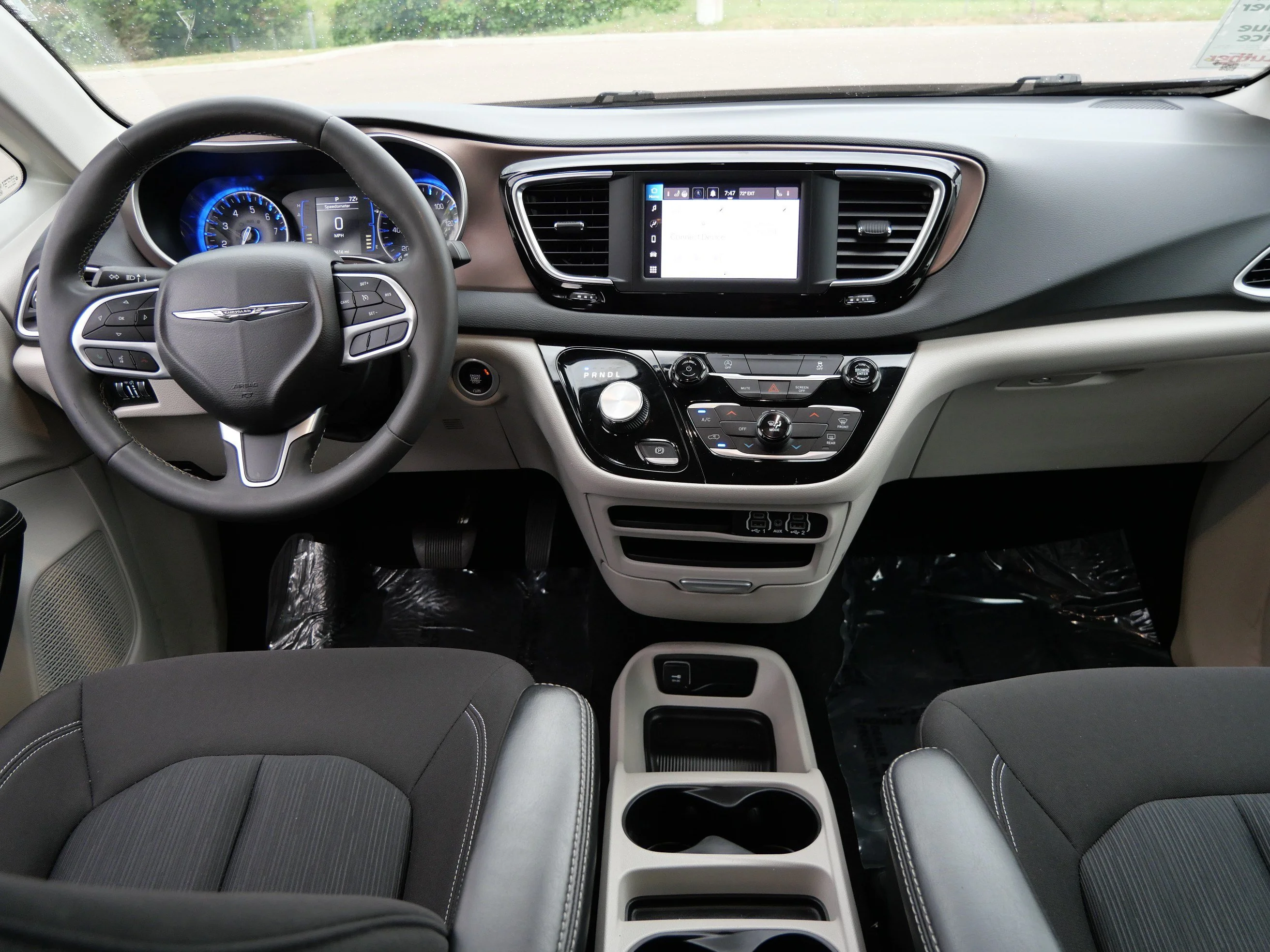 Used 2024 Brilliant Black Crystal Pearlcoat Chrysler LX image 10