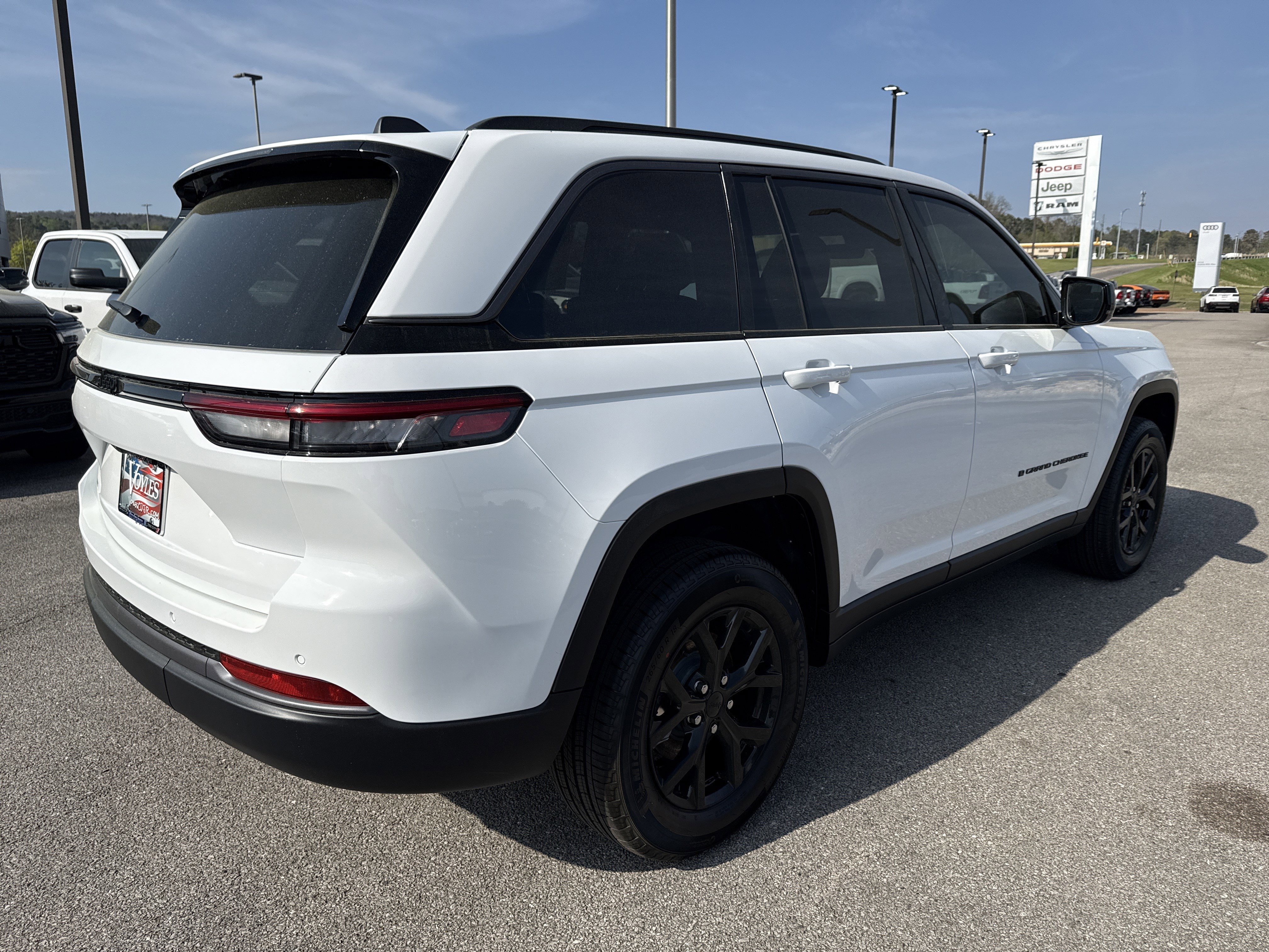New 2026 Bright White Clear-Coat Exterior Paint Jeep Altitude image 7
